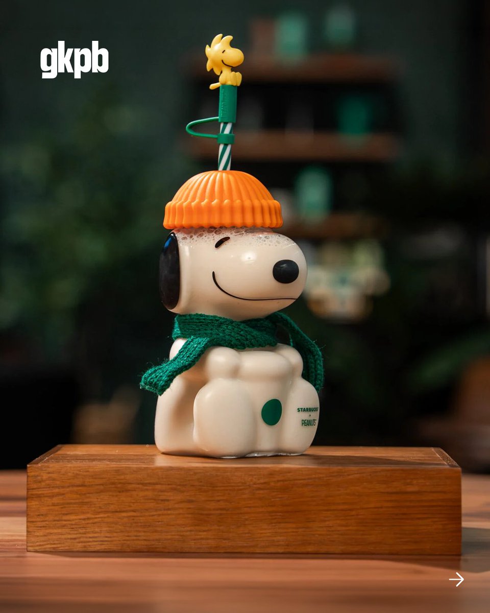 gkpb_oficial's tweet photo. Depois do sucesso da colaboração entre Snoopy e Starbucks no exterior, chegou a vez do público brasileiro ter a oportunidade de adquirir itens da colaboração entre as marcas.

A coleção Snoopy x Starbucks contará com cerca de 10 produtos temáticos, além de um cardápio de bebidas exclusivas. O grande destaque da colaboração fica para o copo de vidro do Snoopy, que traz uma figura de Woodstock no canudo, touca e cachecol. 

⏩ https://t.co/kISqdjBdGu