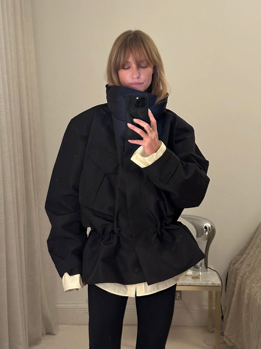pipilgato's tweet photo. H&amp;M Studio arrives tomorrow, and that jacket is absolutely worth the effort. 🖤🫰🏼 https://t.co/67aMkwaVin