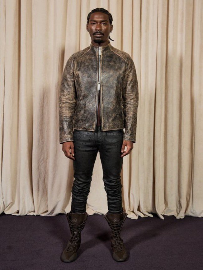 slimebhal's tweet photo. how you look at yo dukes when she walks in on you trying on an experimental fit https://t.co/ScWnOSr2UU