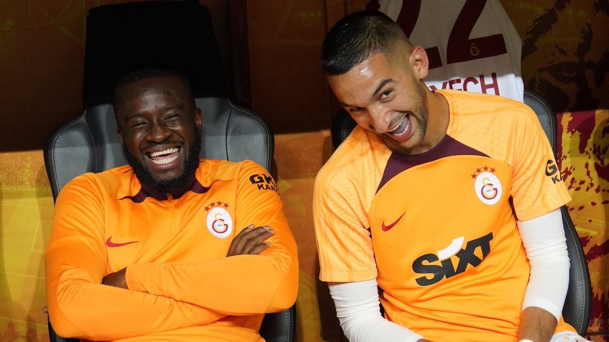 hyperaslan10's tweet photo. Ne ne Yine mi yangınlar 🤣 
Antebin hamamları Fenere puanları vermedi 🤫🤫😭

LİDERE SELAM DUR https://t.co/WzEvoGmll6