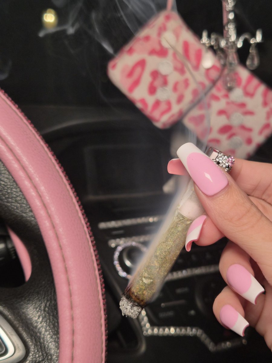 THCyal8tr's tweet photo. hotboxing the car with my hello
kitty glass joint tip. not giving a F🎀 https://t.co/RmFvrrD0Gk