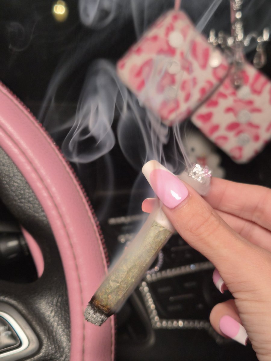 THCyal8tr's tweet photo. hotboxing the car with my hello
kitty glass joint tip. not giving a F🎀 https://t.co/RmFvrrD0Gk