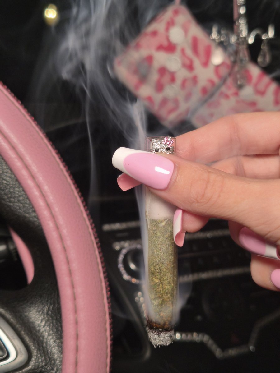 THCyal8tr's tweet photo. hotboxing the car with my hello
kitty glass joint tip. not giving a F🎀 https://t.co/RmFvrrD0Gk