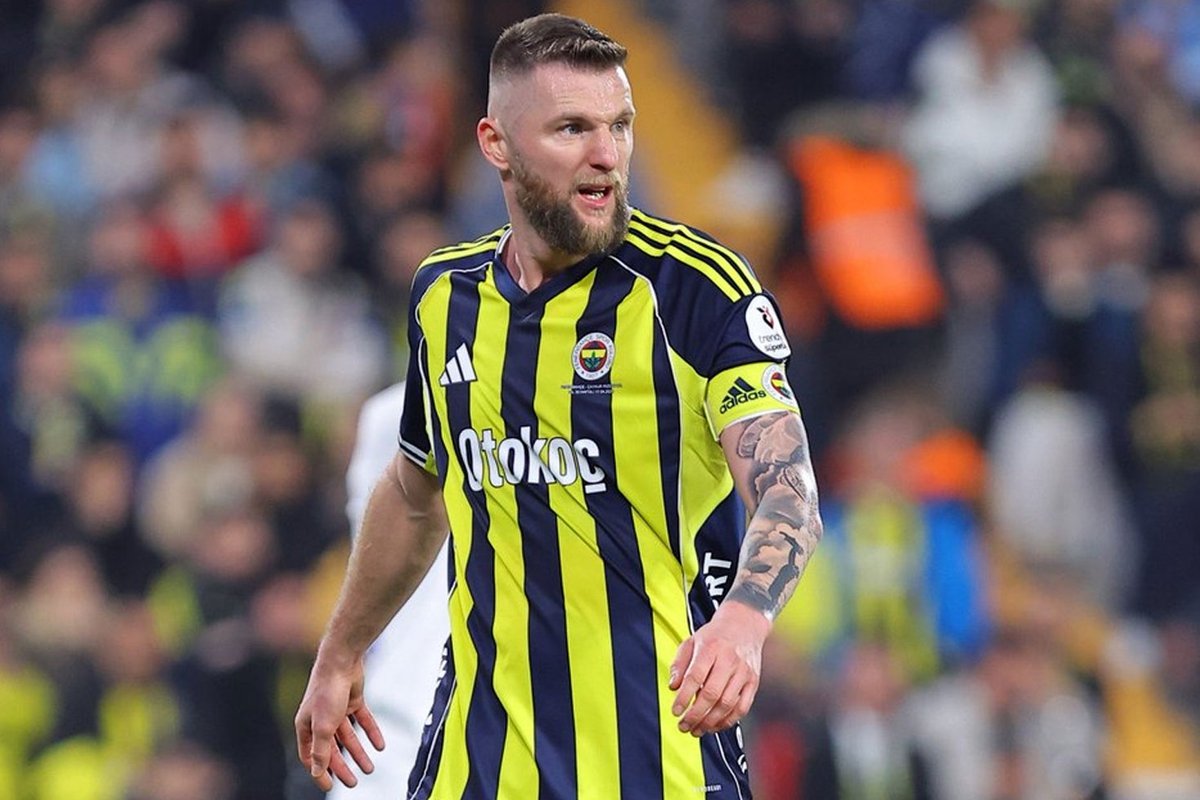 Eltun_Bey's tweet photo. Skriniar FAÜL yapmıyor, bildiğin õldürmeye teşebbüs ediyor. 

Futbolcu sağlığını 2 kez KASITLI şekilde tehlikeye atan bu AHLAKSIZ herife Mehmet Türkmen SARI KART bile vermedi. https://t.co/oOUlX09fWt