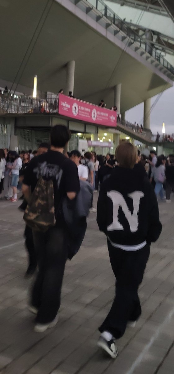 mazittuttu's tweet photo. 달이 익어가니
서둘러 젊은 피야
민들레 한 송이 들고
사랑이 어지러이 떠다니는 밤이야
날아가 사뿐히 이루렴 https://t.co/91tqej93ha