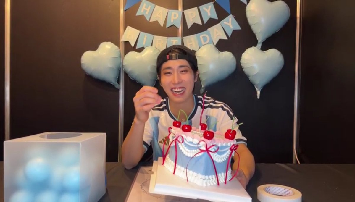 skzinfoespmx's tweet photo. HAN ESTÁ EN LIVE con su playera Argentina y su pastel y decoraciones azules y blanco https://t.co/jCkJgYFyAY