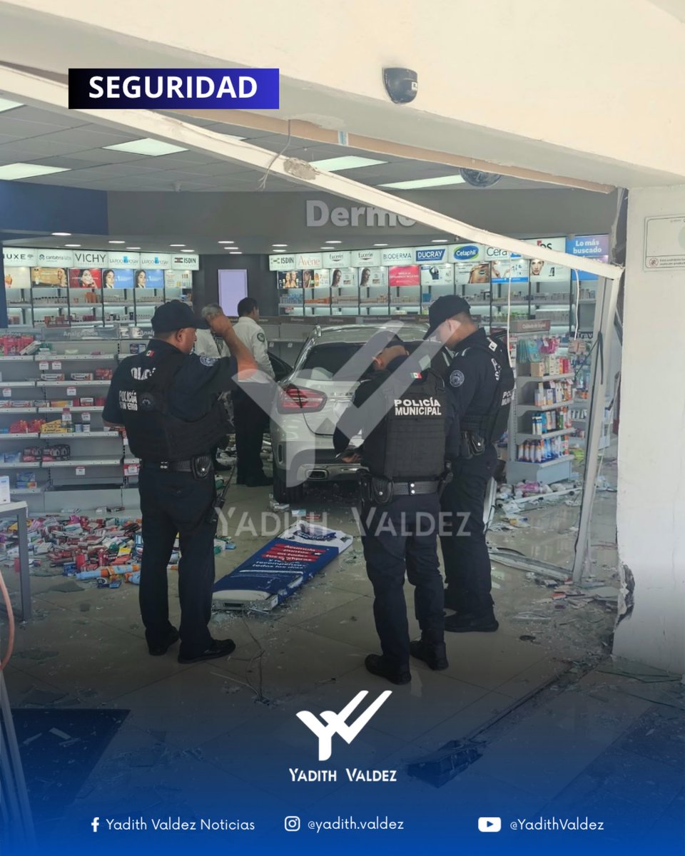 yadithvaldez's tweet photo. 🔴SE METE CON TODO Y AUTO A FARMACIA EN SAN PEDRO🔴

Un conductor se metió con todo y su auto Mercedes Benz, causando daños en una farmacia ubicada en San Pedro…

La movilización es reportada sobre la Avenida Gómez Morín y Río Orinoco y Río Amazonas… 

En el sitio, las autoridades inspeccionan los daños..

El automovilista sería un hombre de aproximadamente 88 años de edad, quien aparentemente confundiría el pedal del acelerador con el freno…