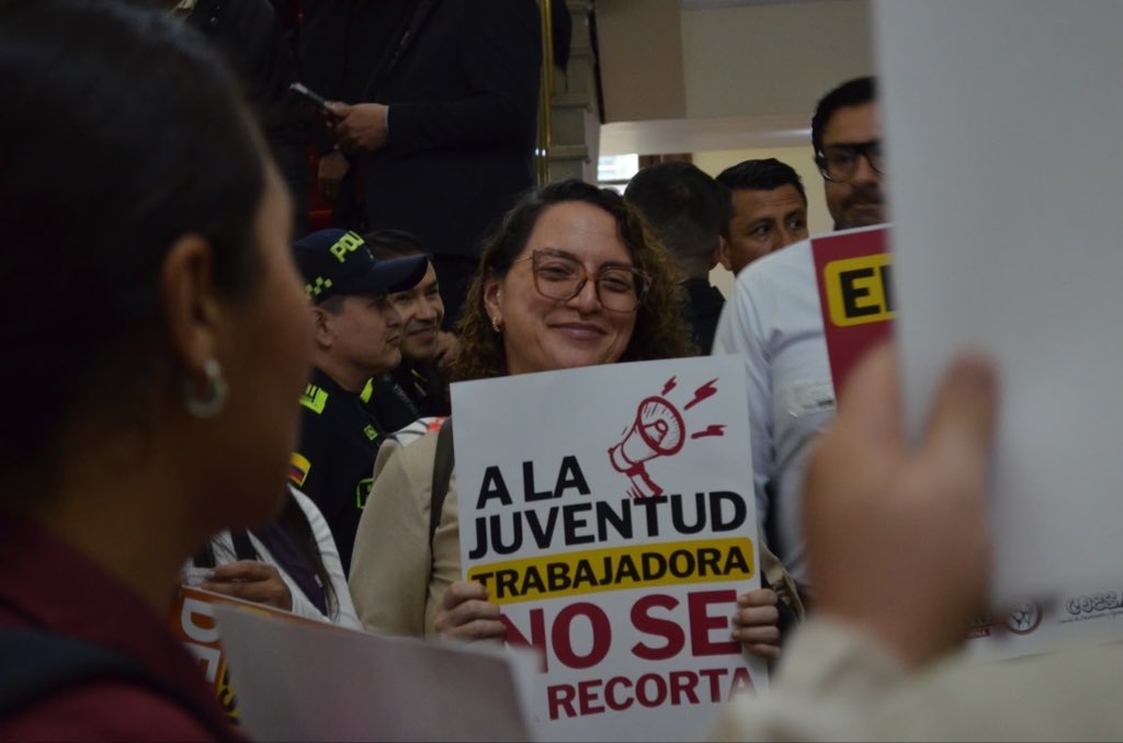 jhoguga's tweet photo. @sindesenacol @nlopezfuentes @MintrabajoCol @SENAComunica @honohenriquez @andreanimalidad @YirleyVargas1 @AidaAvellaE @Jorge_BastidasR @CelsoTeteC @YoAlejoV @DonIzquierdo_ @elReneJimenez @gener_usuga No al recorte presupuestal. https://t.co/hAlFDUAN2t