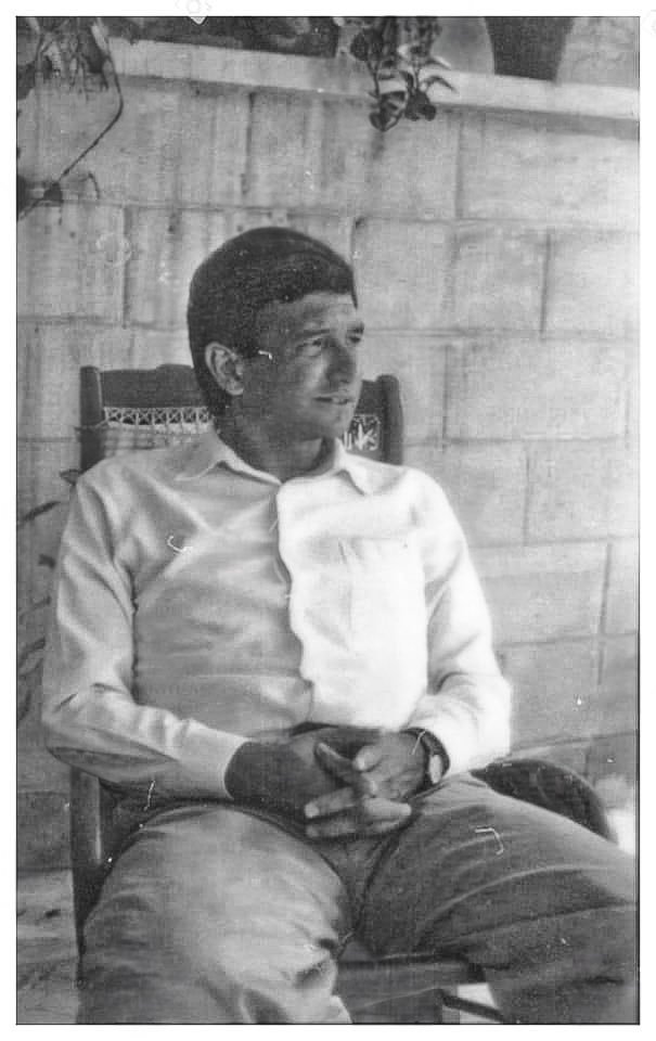 Alfie_Acosta's tweet photo. Este joven AMLO (@lopezobrador_) no se imaginaba jamás que se convertiría en el presidente más pendejo en la historia de México... ¡HASTA EL MOMENTO! https://t.co/LyHskacnmV