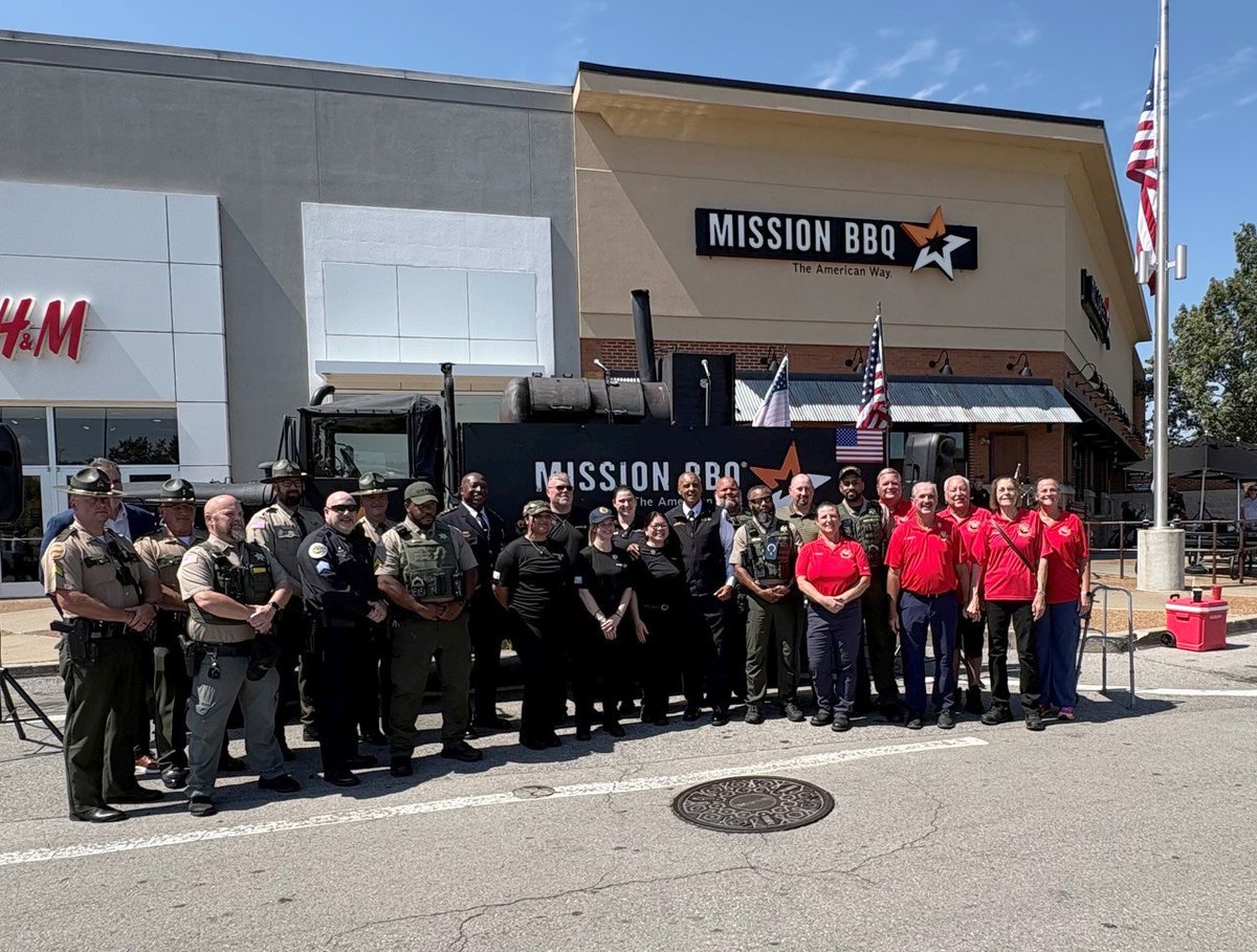 DaronHall7's tweet photo. Thank you @MissionBBQ for inviting us to be part of their #PatriotDay event. It was an honor for our officers and staff to remember the brave first responders of September 11, 2001, and to share a meal and fellowship with the first responders who continue to serve our community every day. We remember their sacrifice and honor their legacy. 
#WeRemember #PatriotDay