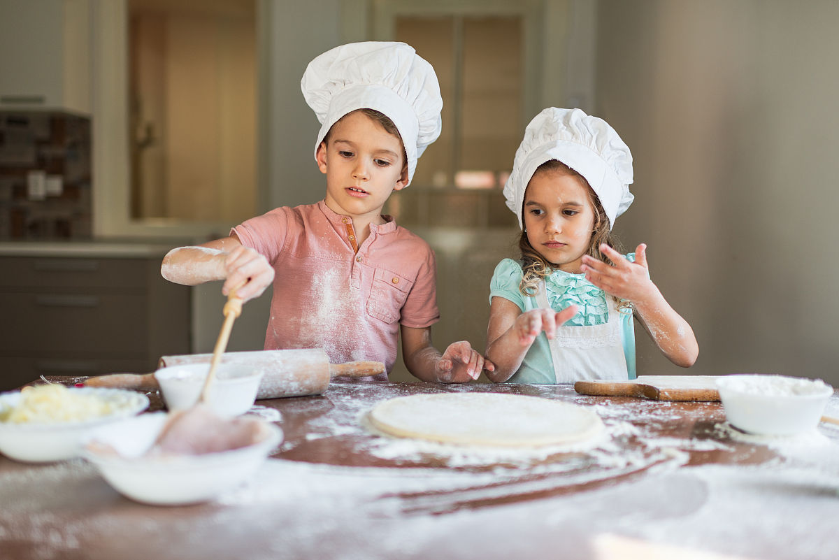 KitMiddlemdam's tweet photo. Just spent the whole evening baking chocolate chip cookies with my 7-year-old. Flour everywhere, burnt edges, and the messiest smiles ever—this is the real best part of the week. https://t.co/92a756bFY3