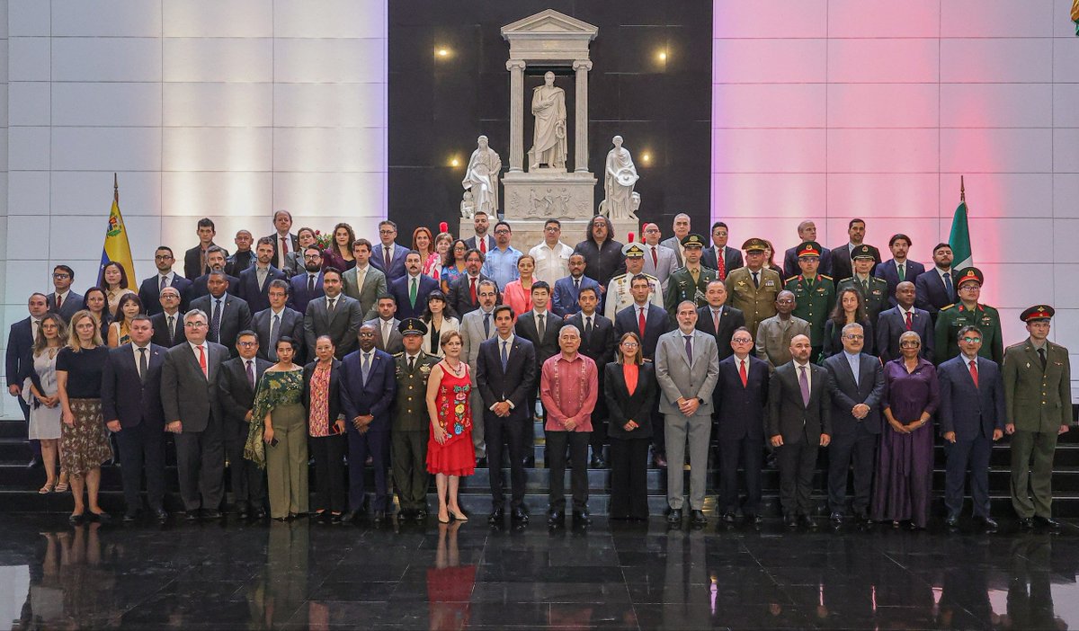 Cancilleria_ve's tweet photo. 📰#Noticia | Venezuela acompaña conmemoración del CCXVI Aniversario del Inicio de la Gesta de Independencia de México

La ceremonia protocolar se realizó en el Panteón Nacional, donde se colocó una ofrenda floral ante el sarcófago del Libertador.

https://t.co/lCAD85dCDV https://t.co/LRGbWY14qz