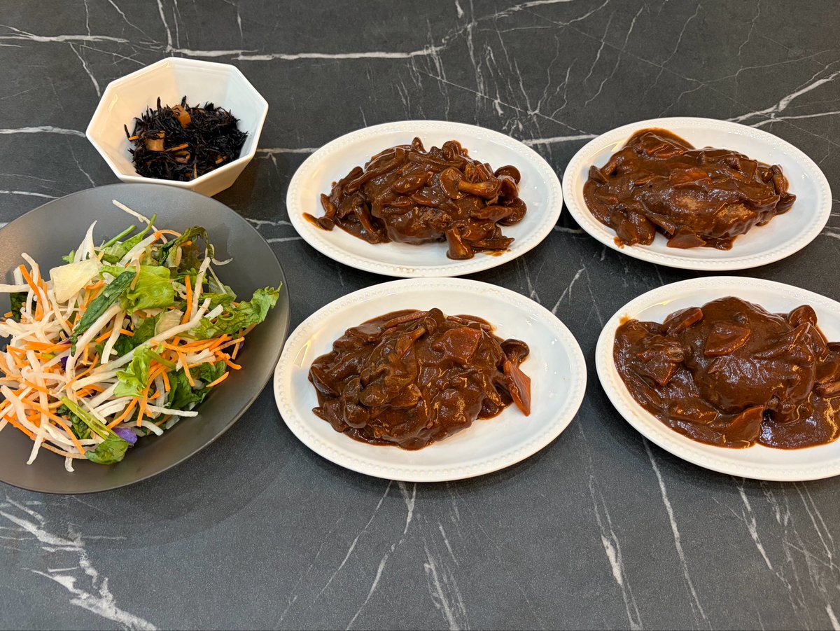 eve_lv99's tweet photo. 久しぶりにチューリップの唐揚げ
やっぱ食べやすいよね、めんどいけど
手羽元でやる人と手羽先でやる人分かれがちだけど、うちはどっちでもやる

夫が数日体調崩してたから杏仁豆腐
いつも六個作って半分は夫が食べるのが暗黙のルール

煮込みハンバーグは成型した時点で冷凍してたやつを焼くとこから https://t.co/CES3HPathH