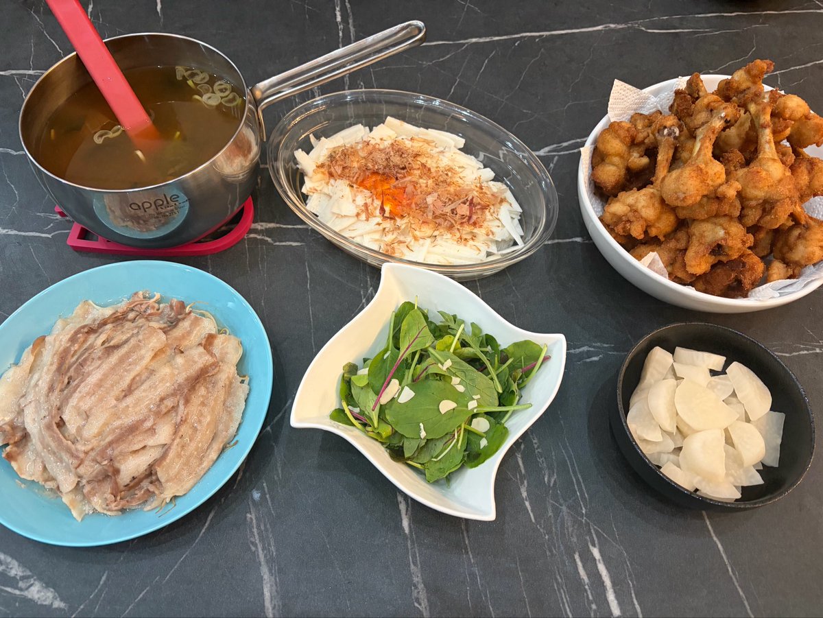 eve_lv99's tweet photo. 久しぶりにチューリップの唐揚げ
やっぱ食べやすいよね、めんどいけど
手羽元でやる人と手羽先でやる人分かれがちだけど、うちはどっちでもやる

夫が数日体調崩してたから杏仁豆腐
いつも六個作って半分は夫が食べるのが暗黙のルール

煮込みハンバーグは成型した時点で冷凍してたやつを焼くとこから https://t.co/CES3HPathH