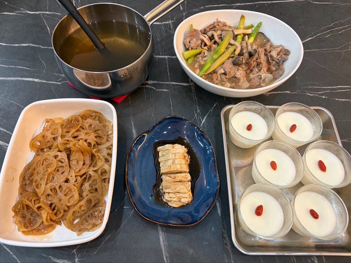 eve_lv99's tweet photo. 久しぶりにチューリップの唐揚げ
やっぱ食べやすいよね、めんどいけど
手羽元でやる人と手羽先でやる人分かれがちだけど、うちはどっちでもやる

夫が数日体調崩してたから杏仁豆腐
いつも六個作って半分は夫が食べるのが暗黙のルール

煮込みハンバーグは成型した時点で冷凍してたやつを焼くとこから https://t.co/CES3HPathH