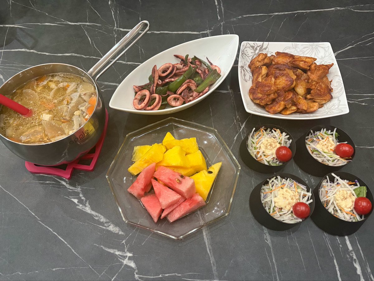 eve_lv99's tweet photo. 久しぶりにチューリップの唐揚げ
やっぱ食べやすいよね、めんどいけど
手羽元でやる人と手羽先でやる人分かれがちだけど、うちはどっちでもやる

夫が数日体調崩してたから杏仁豆腐
いつも六個作って半分は夫が食べるのが暗黙のルール

煮込みハンバーグは成型した時点で冷凍してたやつを焼くとこから https://t.co/CES3HPathH