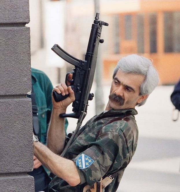 YugoslavVisuals's tweet photo. Bosnian soldier in Sarajevo, 1990s. https://t.co/4Qh5HcSoBG