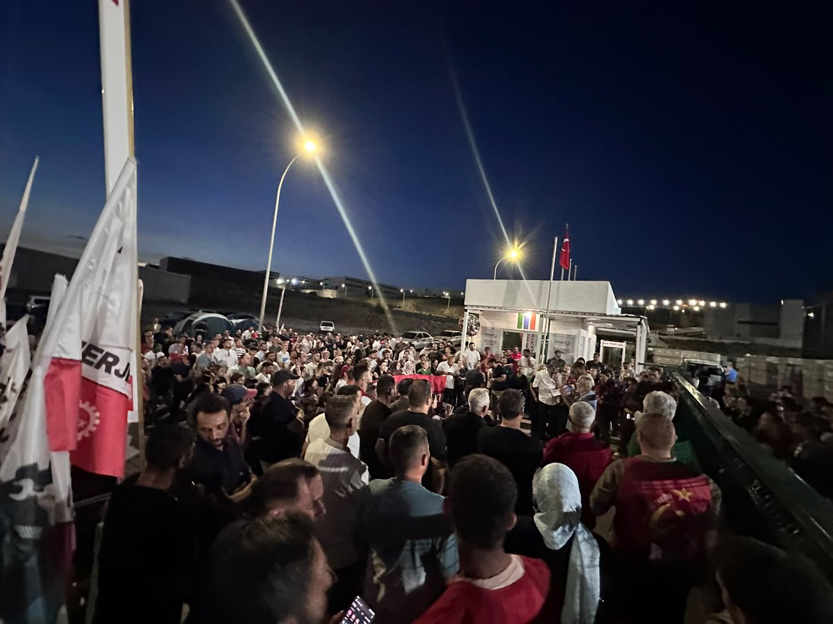 BirlesikMetal's tweet photo. 🔴SMART SOLAR ALİAĞA FABRİKASINDA EYLEMİMİZ KAZANIMLA SONA ERDİ✊✌️

Smart Solar Aliağa işçileri, Anayasa ve yasalarla güvence altına alınmış sendika seçme özgürlüklerini kullanarak, sarı sendika TES-İŞ'ten istifa etmiş ve özgür iradeleriyle DİSK/Enerji-Sen çatısı altında örgütlenmişlerdir. Smart işçilerinin bu özgür sendika tercihinin ardından işyerinde yoğunlaşan sendikal baskılar ve yaşanan işten çıkarmalar, cuma günü itibarıyla fabrika içerisinde ve önünde başlayan demokratik eylemimizin temel gerekçesi olmuştur.

Smart Solar işçilerinin dört gün boyunca verdiği mücadele ve ortaya koyulan sınıf dayanışması, sürecin çözüme doğru ilerlemesini sağlamıştır. Son iki gün boyunca yürütülen müzakere trafiği neticesinde de önemli bir mutabakat zeminine ulaşılmıştır.

Gelinen noktada; işyerinde sendika seçme özgürlüğüne saygı duyulması ve herhangi bir sendikal baskı ortamına müsaade edilmemesi, yetki başvurusunun ardından işçilerin özgür iradeleriyle seçtiği çoğunluk sendikasının resmi muhatap alınması, TİS gereği henüz ödenmemiş dönem zammının uygulama programına alınması ve yaşanan eylem süreçleriyle ilgili hiçbir işçinin iş akdinin feshedilmemesi konularında mutabakata varılmıştır.

İşten çıkarılan 7 işçiyle ilgili olarak ise, 16 Eylül 2026 tarihinden itibaren on gün içerisinde konunun karşılıklı diyalog zemininde ele alınarak tarafların kabul edebileceği bir çözüme kavuşturulması hususunda görüşmeler yürütülecektir.

Bu mutabakat çerçevesinde, fabrika içerisinde ve önünde dört gün süren demokratik eylemimiz sona erdirilmiştir. Böylece işyerinde çalışma barışının ve iç huzurun yeniden sağlanması konusunda önemli bir noktaya gelinmiştir.

Enerji-Sen ve Birleşik Metal-İş sendikaları olarak, eylemin ilk gününden itibaren kararlılıkla mücadele eden Smart Solar işçilerine, fabrika içinde ve dışında dayanışmasını esirgemeyen sendikalarımızın şube yöneticilerine, temsilcilerine ve üyelerine, destek veren kardeş sendikalara, emekten yana tutum alan siyasi partilere, süreci kamuoyuna duyuran basın emekçilerine ve çözüm sürecine katkı sunan herkese teşekkür ederiz.

Aliağa'da gösterilen bu dayanışma örgütlenme mücadelesi veren tüm işçilere ilham olacaktır.

Smart Solar işçileri, bu süreçte kendi geleceğine sahip çıkma yönündeki kararlı iradesini ortaya koymuştur. Sendikalarımız, işçilerin özgür iradesine dayalı, demokratik sınıf sendikacılığı ilkelerine bağlı bir çalışma düzeni için dayanışma ve kararlılıkla mücadelesini sürdürecektir.

Yaşasın işçilerin birliği, yaşasın sınıf dayanışması!

DİSK/Enerji-Sen - DİSK/Birleşik Metal-İş

#SmartİşçisiKazandı
#BizKazandık
#İnadınaSendikaİnadınaDİSK
