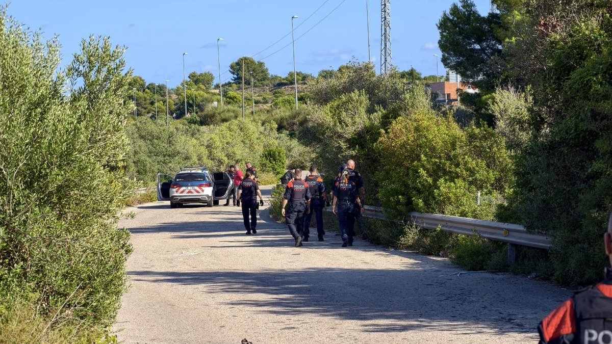 mossos's tweet photo. 🚔 Detenim el conductor d’aquest vehicle a Torredembarra després d’intentar saltar-se un control policial i fugir corrents. 

L’home acumulava més de 40 antecedents policials, principalment per robatoris i furts a interior de vehicles, i conduïa sense carnet. https://t.co/wNOHf0bfB1