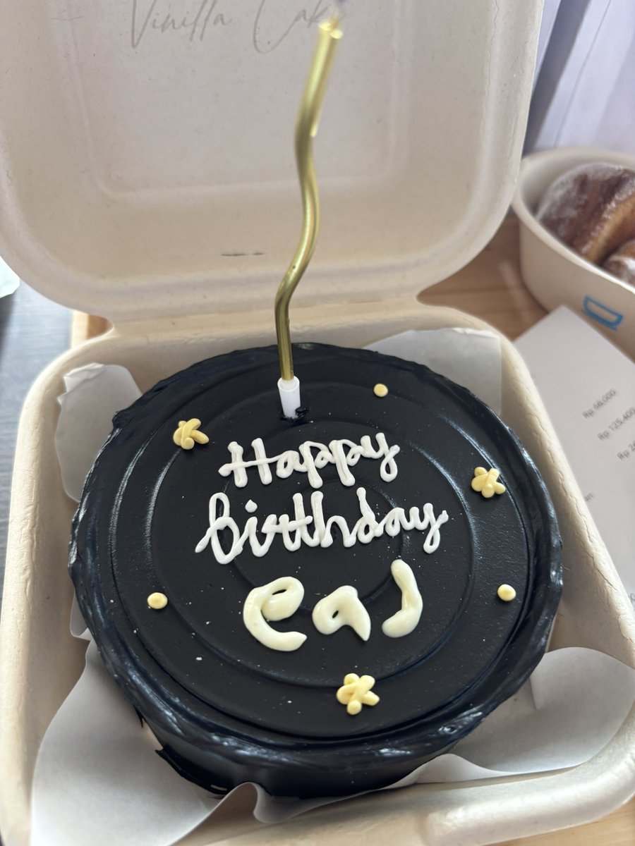 sappheirosteam's tweet photo. Selamat ulang tahun @eaJPark semoga panjang umur, sehat, dan berkah selalu hidupnya yaa ❤️🥳 teri makasih sudah menjadi cahaya dan inspirasi kita semua 🥰

#happyeaJday #TheChapter34ofeaJ https://t.co/Z2edU3nfoA