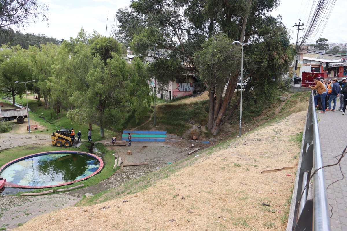 DianaCruzUIO's tweet photo. 🤝 ✍️ #FiscalizandoAndo | Hoy, junto a vecinos y entidades municipales, fiscalizamos el Parque Lineal El Manantial, en Colinas del Norte.

Recogimos requerimientos sobre calles, parques y predios abandonados, y solicitamos a las entidades competentes las inspecciones y acciones correspondientes.

Damos seguimiento para verificar su cumplimiento.

Con participación ciudadana, #QuitoRenace