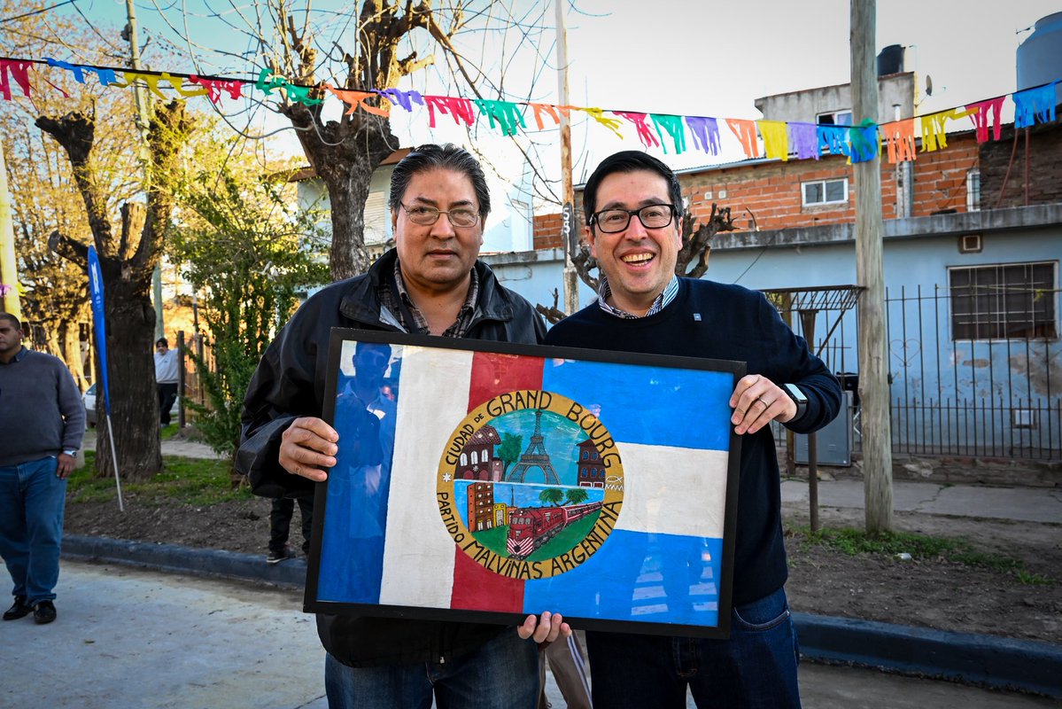 Nardini_Leo's tweet photo. Hacer obra pública también es una decisión política: administrar bien, cuidar los recursos de los vecinos y estar donde haga falta 🤝

Inauguramos nuevas cuadras de pavimento en la calle Alte. Brown en Grand Bourg y seguimos avanzando con un modelo de gestión que nos permite mejorar la infraestructura de Malvinas con recursos propios.

Pero también creemos que lo que funciona en un municipio puede servir para otros. Compartir experiencias, aprender de lo que hacen otros intendentes y pensar soluciones concretas para los problemas de cada comunidad es el camino para construir una Provincia con más oportunidades y mejor calidad de vida.

#malvinasargentinas #grandbourg #obrapublica #vecinos