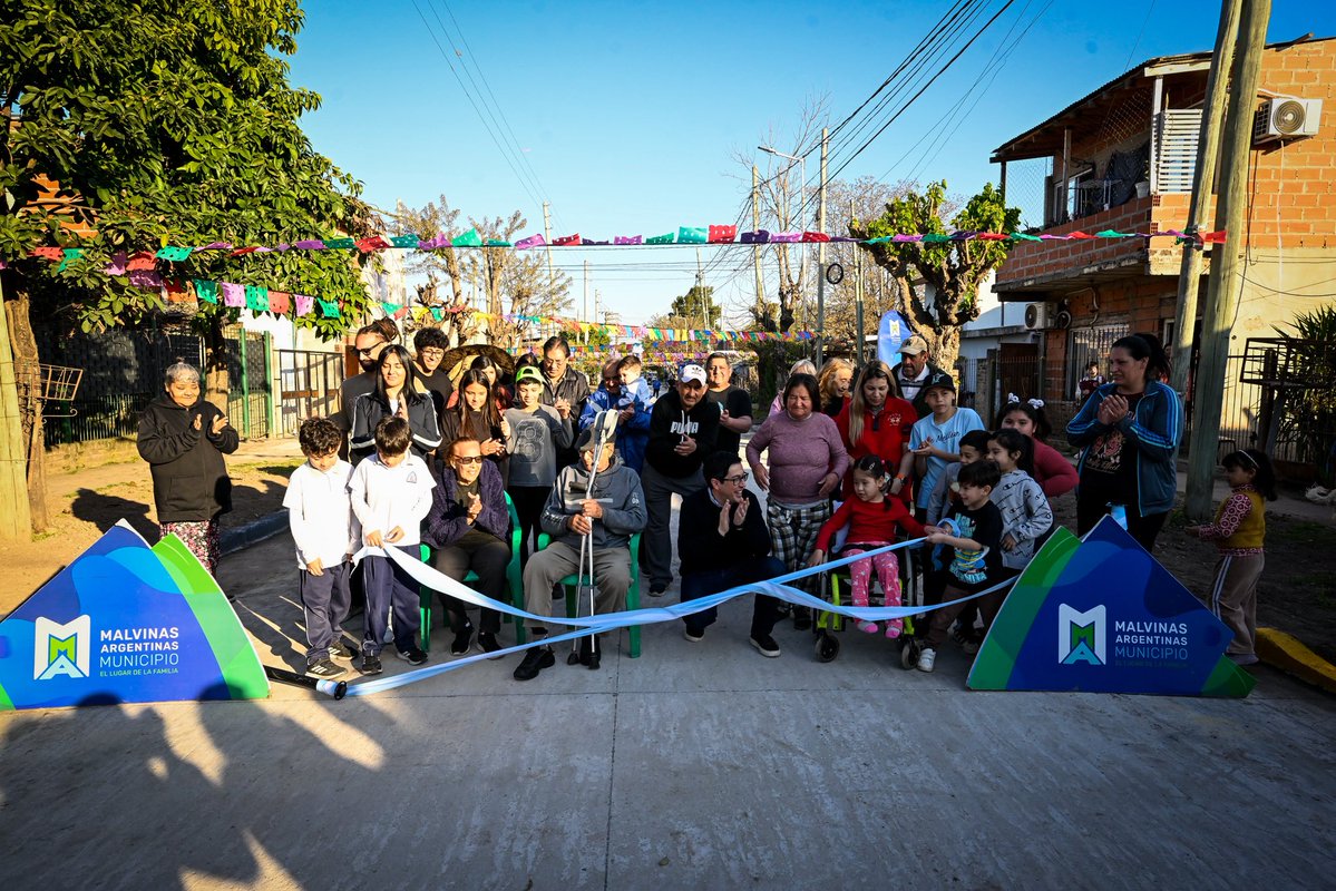 Nardini_Leo's tweet photo. Hacer obra pública también es una decisión política: administrar bien, cuidar los recursos de los vecinos y estar donde haga falta 🤝

Inauguramos nuevas cuadras de pavimento en la calle Alte. Brown en Grand Bourg y seguimos avanzando con un modelo de gestión que nos permite mejorar la infraestructura de Malvinas con recursos propios.

Pero también creemos que lo que funciona en un municipio puede servir para otros. Compartir experiencias, aprender de lo que hacen otros intendentes y pensar soluciones concretas para los problemas de cada comunidad es el camino para construir una Provincia con más oportunidades y mejor calidad de vida.

#malvinasargentinas #grandbourg #obrapublica #vecinos