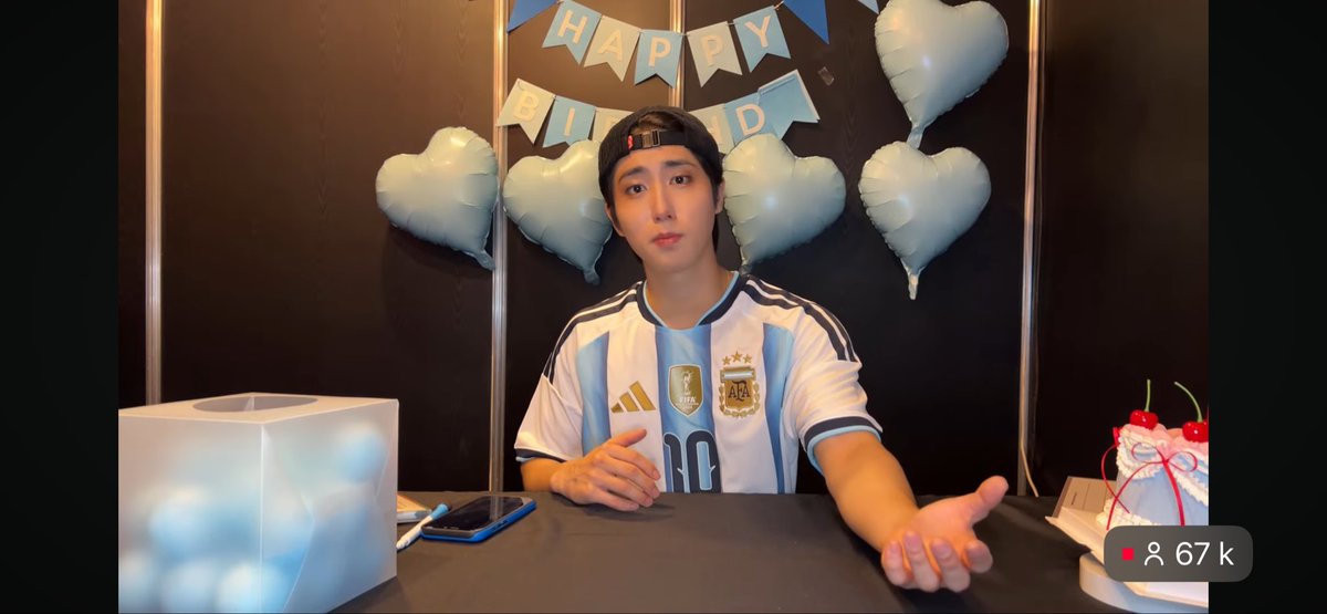 Charouwuw's tweet photo. el Han con la camiseta de argentina 🇦🇷🧉 https://t.co/c8q2CA9qV6