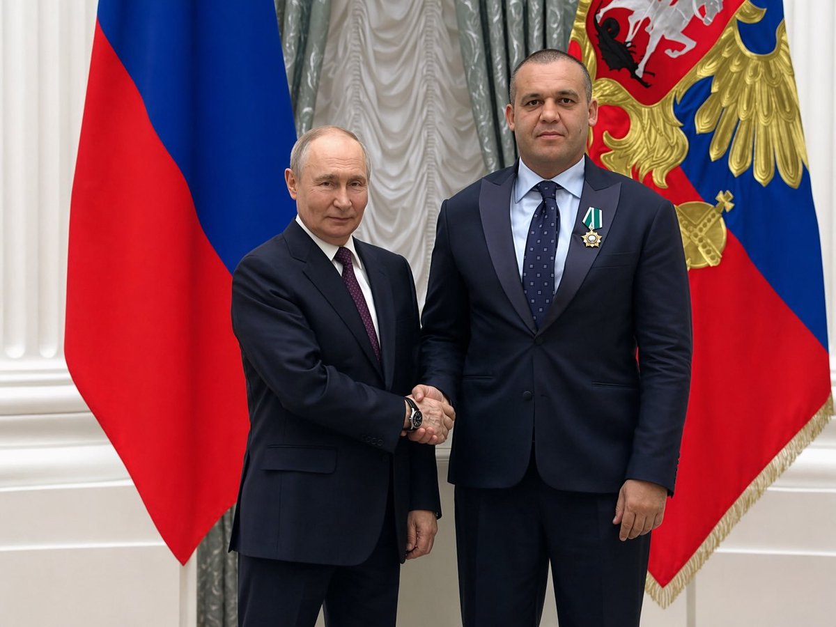 nachomdeo's tweet photo. Crece el escándalo tras conocerse que un empresario ruso muy cercano a Putin, Umar Kremlev, pagó cientos de miles de dólares de la fiesta de la boda de Donald Trump Jr. en las Bahamas.

Kremlev es presidente de la Asociación Internacional de Boxeo desde 2020. Bajo su mando, esa federación se mudó a Rusia, suspendió a Ucrania y firmó un contrato millonario con Gazprom, la petrolera estatal rusa por más de 48 millones de dólares. Gazprom literalmente salvó a la IBA de la quiebra cuando él asumió.

Además, Kremlev controla las principales casas de apuestas de Rusia: Liga Stavok, Fonbet y Pari.

Su vínculo con Trump Jr. es muy reciente como justificar el gast, se conocieron hace apenas un par de años a través de la caza y el boxeo. Los pagos para beneficiar a la familia Trump se hicieron a través de una empresa en Dubái llamada IB Challenger, vinculada a la federación de boxeo.

Kremlev está estrechamente vinculado a la organización “Zdórovoe Otéchestvo” (Patria Sana), que dirige Ekaterina Leshchinskaya, la hermana gemela de su esposa. Esa organización está sancionada por Ucrania por participar en el secuestro y deportación de niños ucranianos de territorios ocupados.

Trump Jr. es uno de los más críticos de la ayuda a Ucrania, la llama un pozo sin fondo de corrupción y se opone a seguir enviando dinero y armas.

Bettina Trump, su esposa, no solo reconoció que todo era cierto, sino que agradeció públicamente a “nuestro querido amigo Umar” por el regalo tan generoso.

El dinero y el poder de Kremlev no se explican sin el apoyo directo del Kremlin.