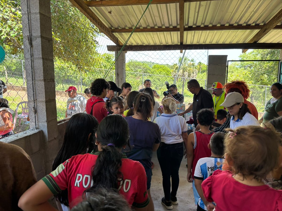 ComunitariosES's tweet photo. Las sonrisas de los niños marcaron una jornada que llevó mucho más que ayuda a Concepción Batres.. 

En el caserío Las Conchas, las familias recibieron una casa albergue y un sistema de agua, mientras compartieron momentos de convivencia, diversión y alegría gracias al Movimiento Social Comunitario.