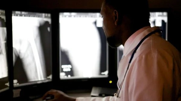 BerniceDao23733's tweet photo. La startup togolaise #Clinicaa innove avec #X_rayVision, une plateforme de téléradiologie pour connecter les hôpitaux aux radiologues à distance. Une avancée majeure pour pallier le manque de spécialistes et accélérer le diagnostic médical.
#Togo #Santé #Tech #OMS https://t.co/Mp2Rwc8JrB
