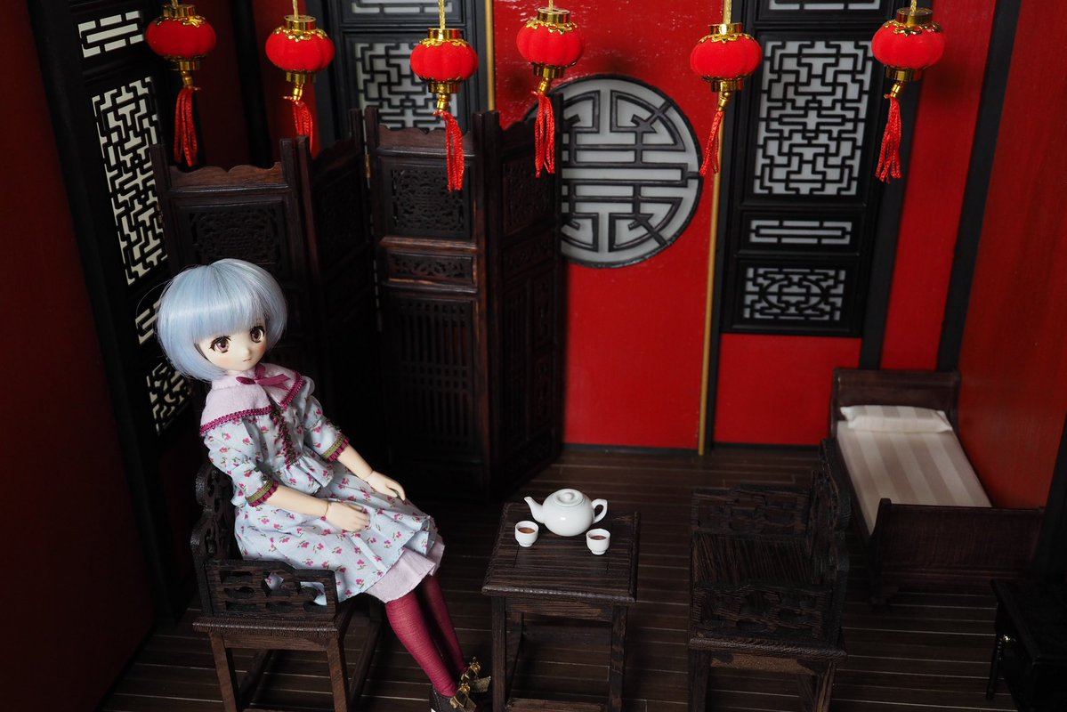 UkyacatD's tweet photo. おはようございます。また起きるの早すぎ。
お茶するエリィちゃんとお花に囲まれたエリィちゃん。最近中国茶飲んでないなあ。飲みに行きたい。

#マリゾー https://t.co/bwJsByhT0l