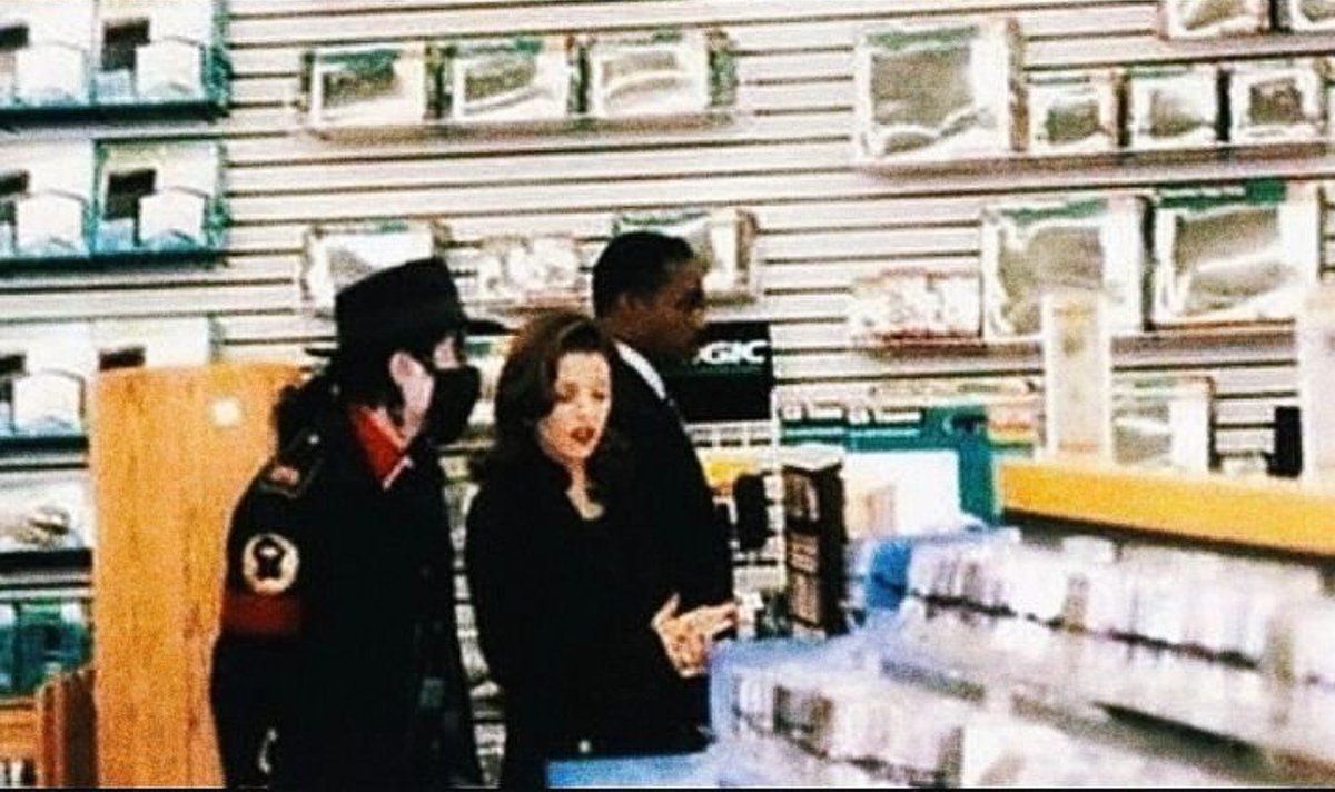 JacksleyArchive's tweet photo. 📷 Michael Jackson &amp; Lisa Marie em loja de discos, 1994 https://t.co/9eVwj3PgTf
