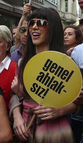 ozlemdogan_'s tweet photo. ‘Genel Ahlaksız’ Hande Yener
‘Velev ki ibn*yiz’ Mabel Matiz

Bu iki LGBT misyonerinin Türkiye’de beş kuruş para kazanmasına müsaade edilmesin! https://t.co/cmk3DZsGjY