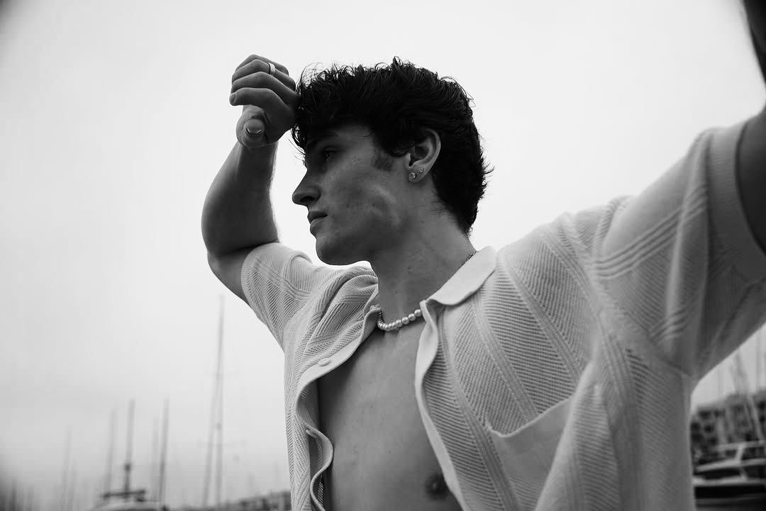 cstlvourt's tweet photo. ⠀  ME CONHEÇA 

⠀—⠀𝓝ome: Castiel Beaufort 
⠀—⠀𝓐ltura: 1,85
⠀—⠀𝓘dade: 26
⠀—⠀𝓢igno: Libra
   —   𝓔stado civil: solteiro  
⠀—⠀𝓢exualidade: hétero 
⠀—⠀𝓔stação favorita: inverno 
⠀—⠀𝓒or favorita: preto. https://t.co/Kek1pwOu9O
