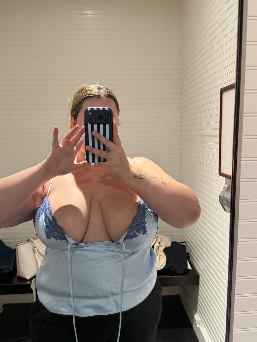 melkteeth0's tweet photo. Happy national No Bra Day 🤭 https://t.co/08TiHw0daZ