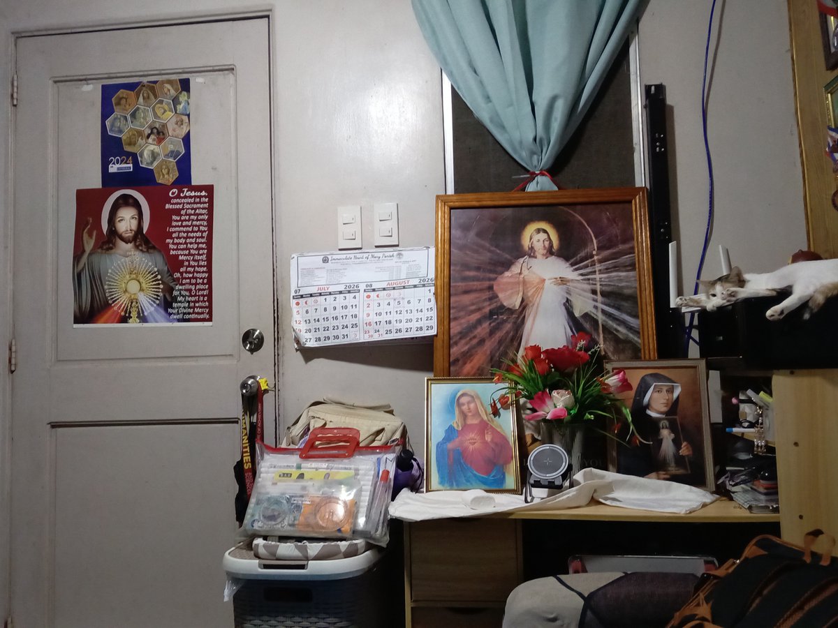 shangluen's tweet photo. JESUS' FRAMED PIC GOT ME CTFU CUZ LOOK AT OUR LIVING ROOM 😭😭😭😭😭 https://t.co/KMJmwvjH5k