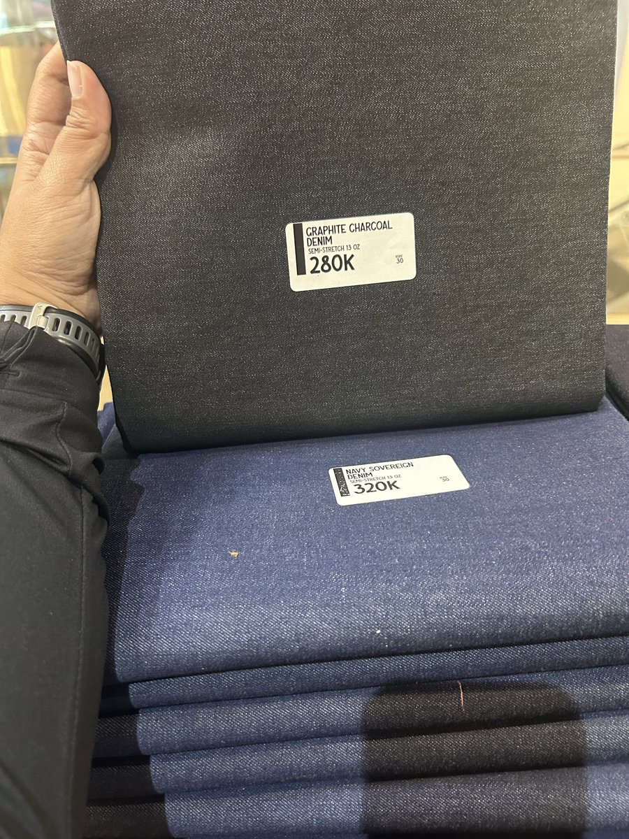 Sipitungscbd's tweet photo. Kegiatan istri siang-siang: hunting jeans buat suami 😌

Eh malah nemu tempat custom jeans di Gandaria City. Bisa bebas pilih bahan, udah termasuk jahit juga, harganya sekitar segini.

Celananya nanti diukur sesuai model yang suami mau. Jujur, body type suami gue agak unik, jadi kalau beli celana brand-brand biasa tuh hampir selalu harus vermak 😭 Entah kepanjangan atau bagian hip-nya kebesaran.

Semoga yang ini hasilnya memuaskan yaa. Katanya maksimal 2 minggu jadi. Dengan harga 300 ribuan sih rela banget~ 😌