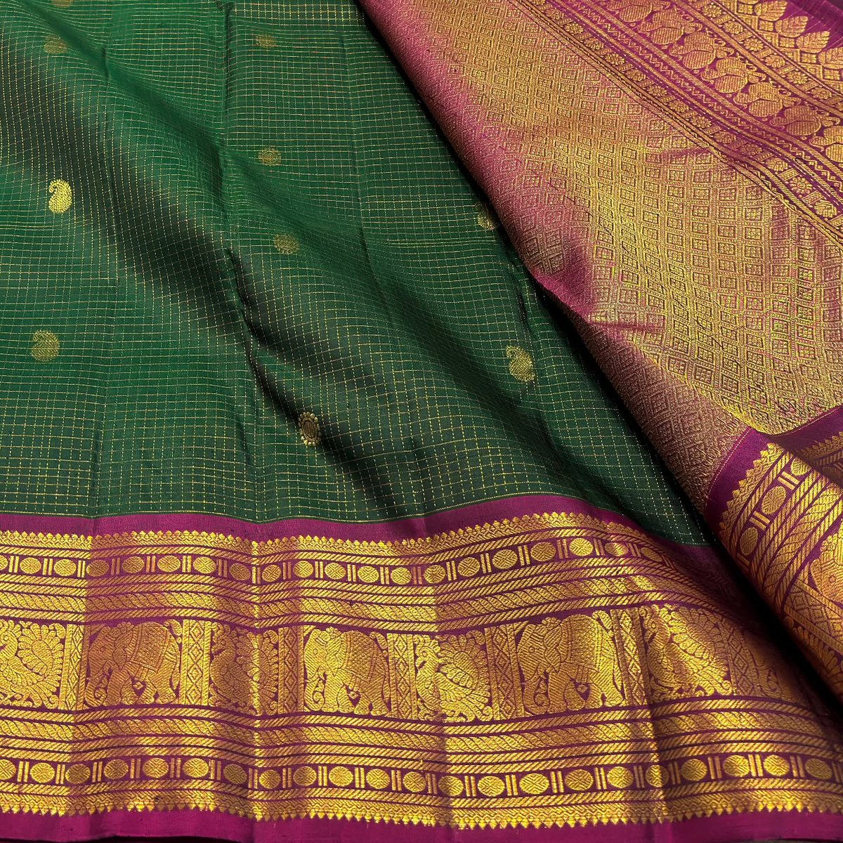 DyNescke's tweet photo. Kanjivaram pure silk handloom double warp contrast grand pallu and blouse *Vaira oosi kattam Bridal 2g*
17500/
*SILK MARK TAG WITH HOLOGRAM* https://t.co/0PddZkI19E