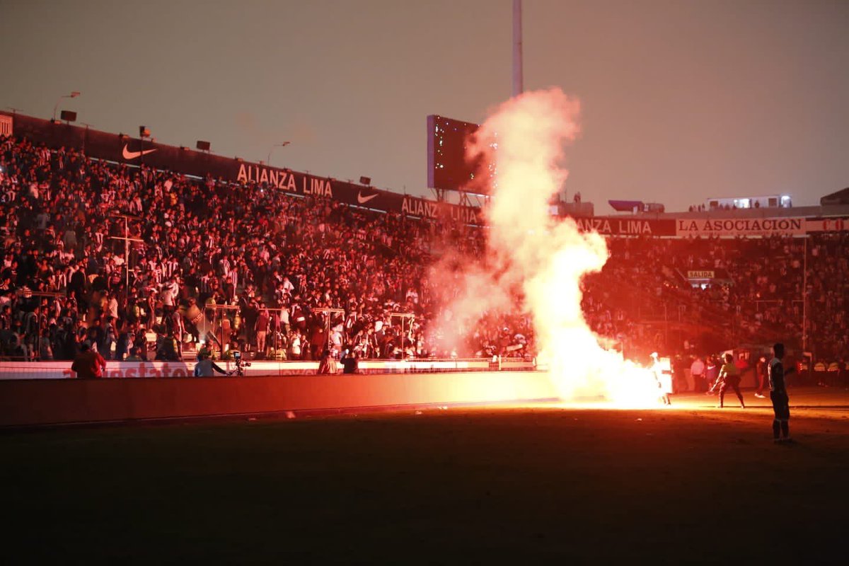 ErrorArbitralTR's tweet photo. En menos de una semana, los hinchas de Alianza Lima pasaron de creer que serían campeones del Clausura a ROGAR que Garcilaso gane el torneo y les evite jugar una final contra Universitario.

Yo no lo quería creer, pero el MIEDO que se siente en Matute es real. https://t.co/IoW61UudWS