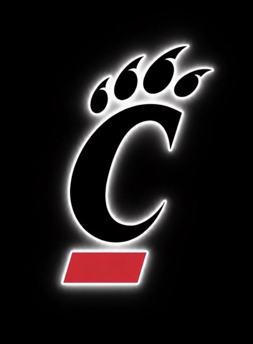 JohnathanQ_7's tweet photo. Blessed to receive my third D1 offer 🐾@UC_Recruiting @CoachStingley🐾 https://t.co/yQA66was9K