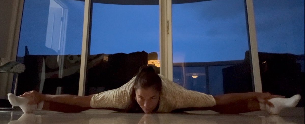 garryBetterHalf's tweet photo. @pearlythingz LG, girl!
#fit #BeachWorkout 
#contortionist #yoga #stretching https://t.co/nnDmbNVnGM