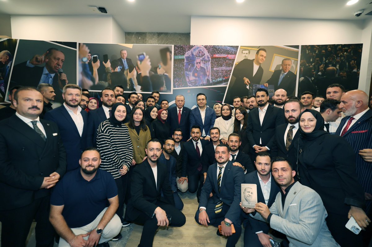 tkutluay64's tweet photo. “İŞTE ŞAİR,İŞTE ŞİİR” ❤️

Gençlerin Senin İzinde,İstikbalin Yolunda Büyük Usta!
@RTErdogan https://t.co/3MggjfIbpy