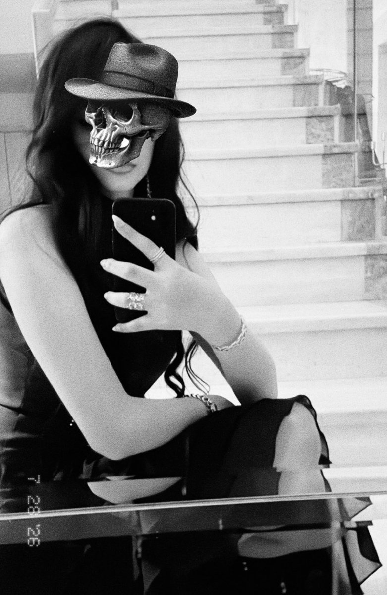 xiol5x's tweet photo. fverything is black https://t.co/iwYUbGdxxe