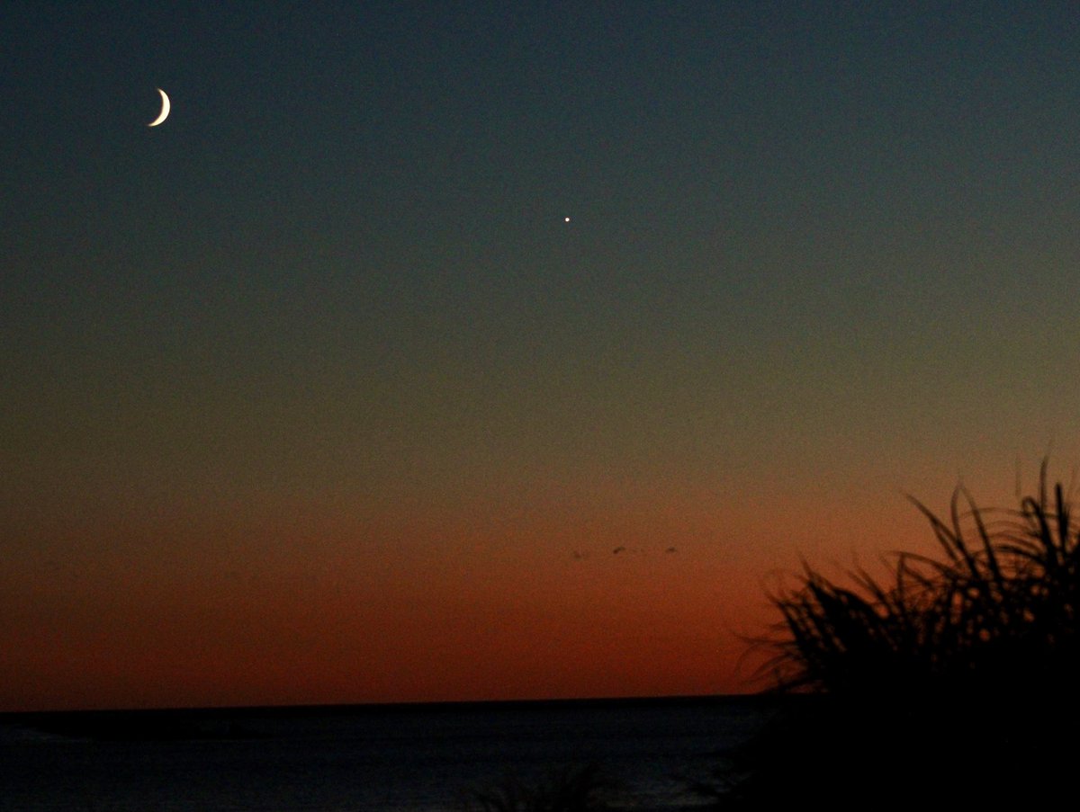 plisder's tweet photo. Gorgeous evening at Point Judith! Sunset, crescent moon, and Venus. @eweather https://t.co/I7jJg7iJkY