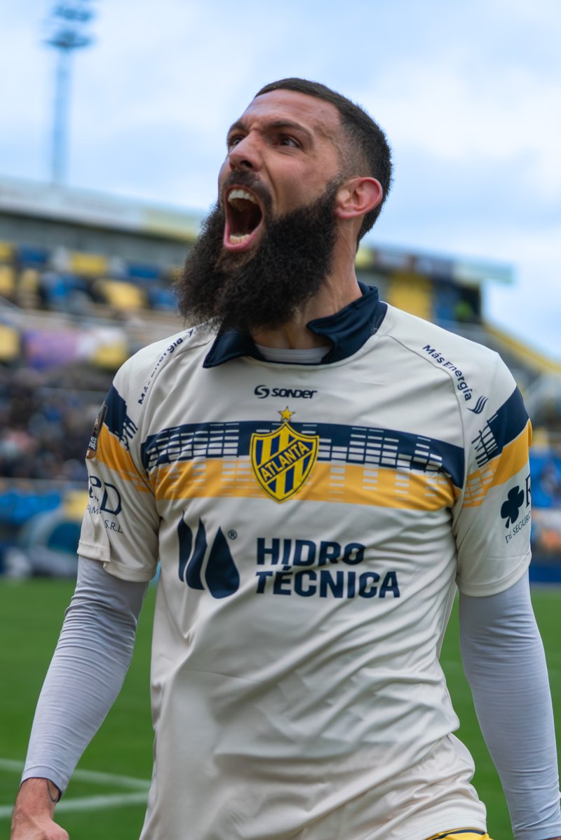 lucas_bohemio00's tweet photo. 🎙️ Alejandro Quintana en Balcón Bohemio : “Mi sueño es jugar en primera división y creo que va todo de la mano para que sea con Atlanta, cualquiera que va a la cancha o al predio de Atlanta dice que es un club de primera división” https://t.co/G3nGrUt0PG