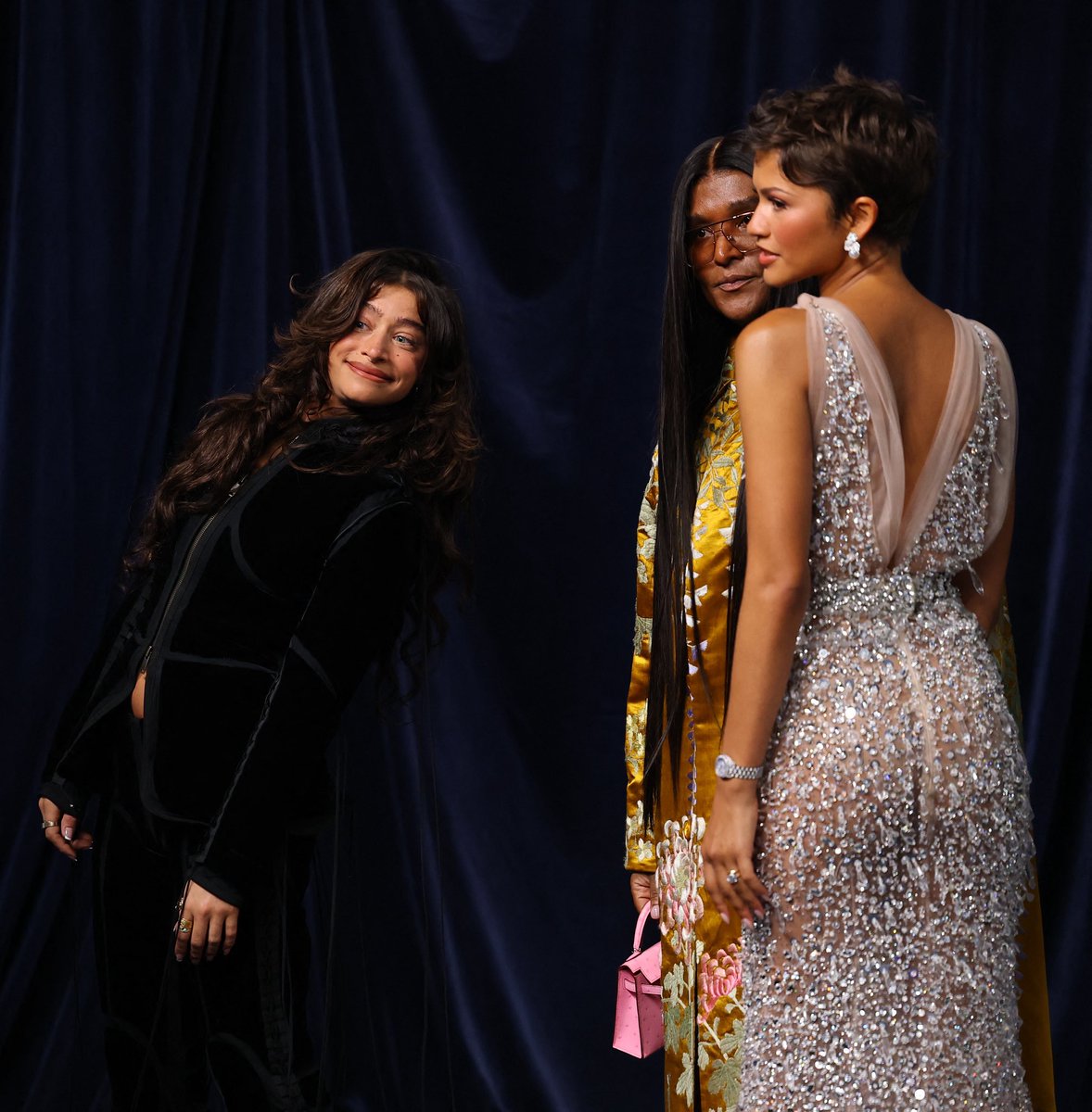 poxelse's tweet photo. ella quería su foto con zendaya https://t.co/MLMMEw9c3B