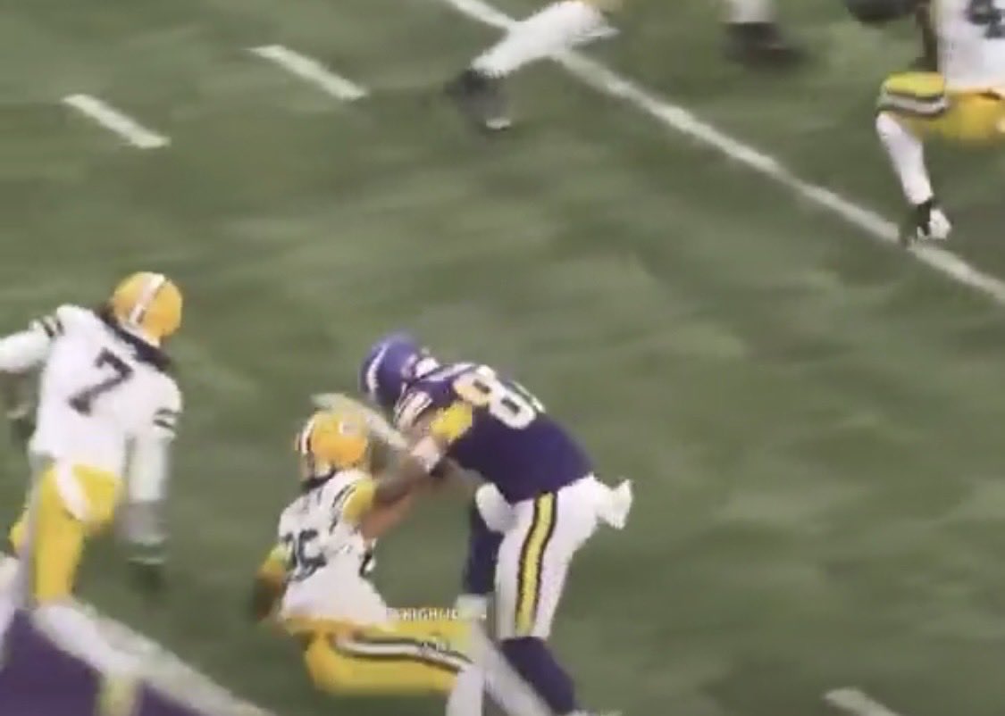 RichSalo2's tweet photo. @breed_full I wonder ?? Does his arm extend before or after he is held and given a bear hug? Hmmm 
Is grabbing ahold of of front and back not a penalty? Did the rules change ? Or just for Packers? https://t.co/ykP1LQMYve