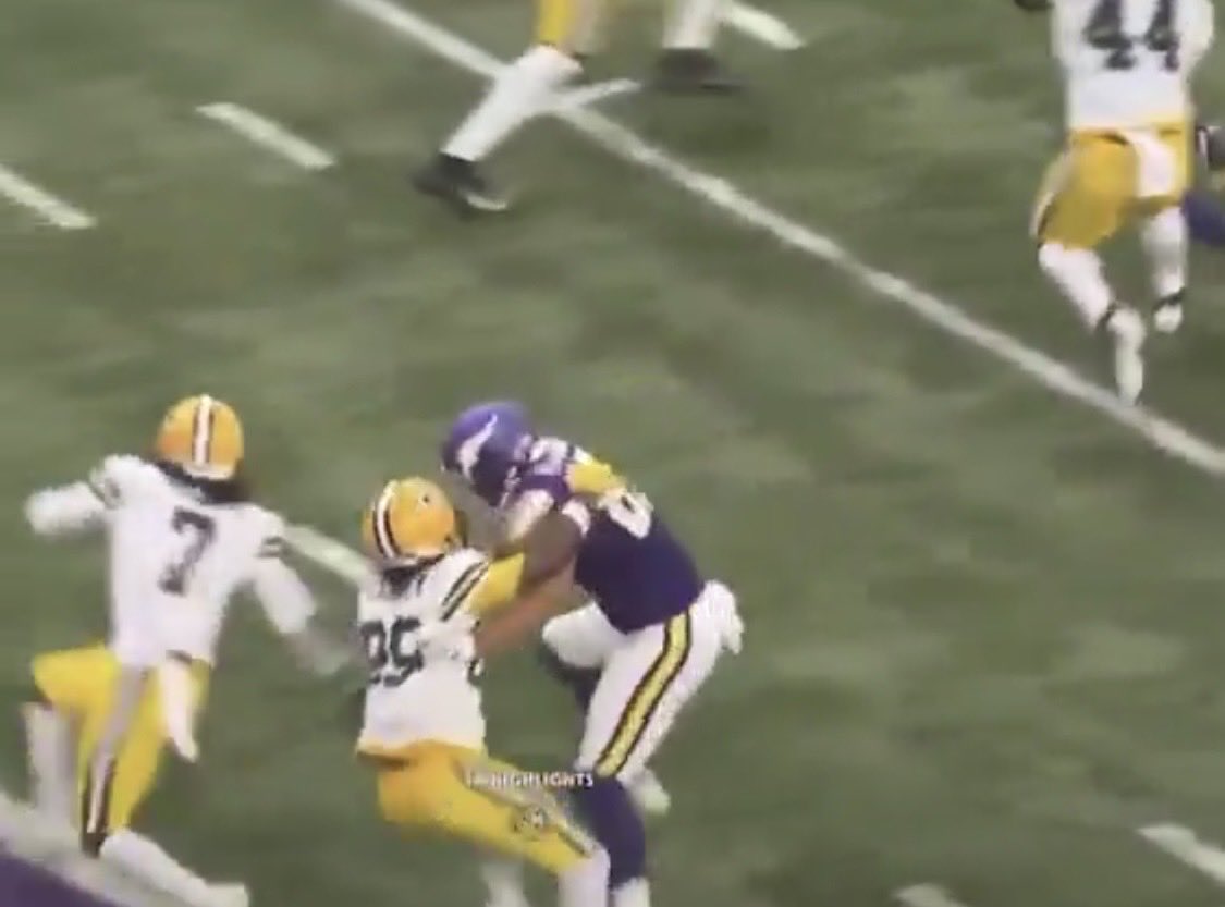 RichSalo2's tweet photo. @breed_full I wonder ?? Does his arm extend before or after he is held and given a bear hug? Hmmm 
Is grabbing ahold of of front and back not a penalty? Did the rules change ? Or just for Packers? https://t.co/ykP1LQMYve