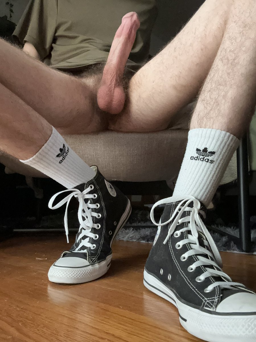 whitesockedboy's tweet photo. Maybe the white socks are better? https://t.co/yinM0QcRMX